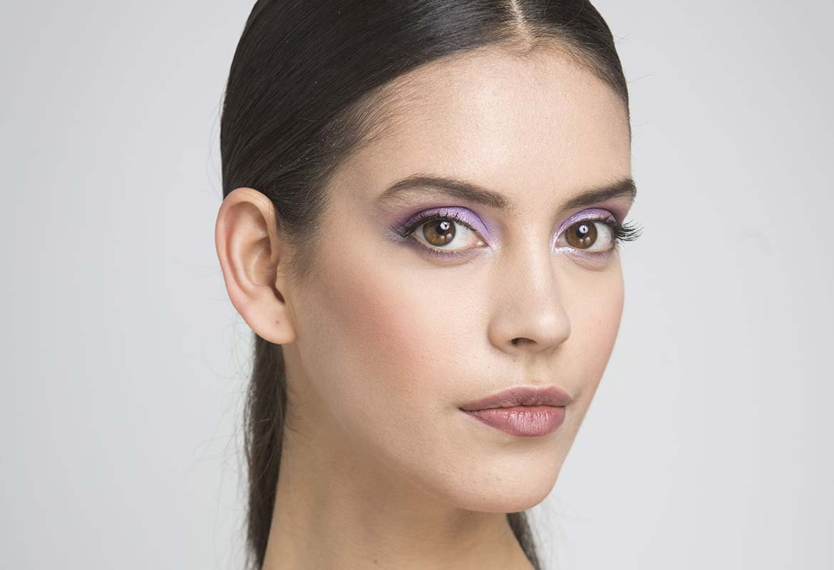 Otra opción de maquillaje en tonos morados consiste en aplicar una sombra lila por el párpado superior sin sobrecargar.